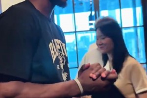 NBA球星库里现身香港，球迷冒雨守候高喊MVP，现场采访